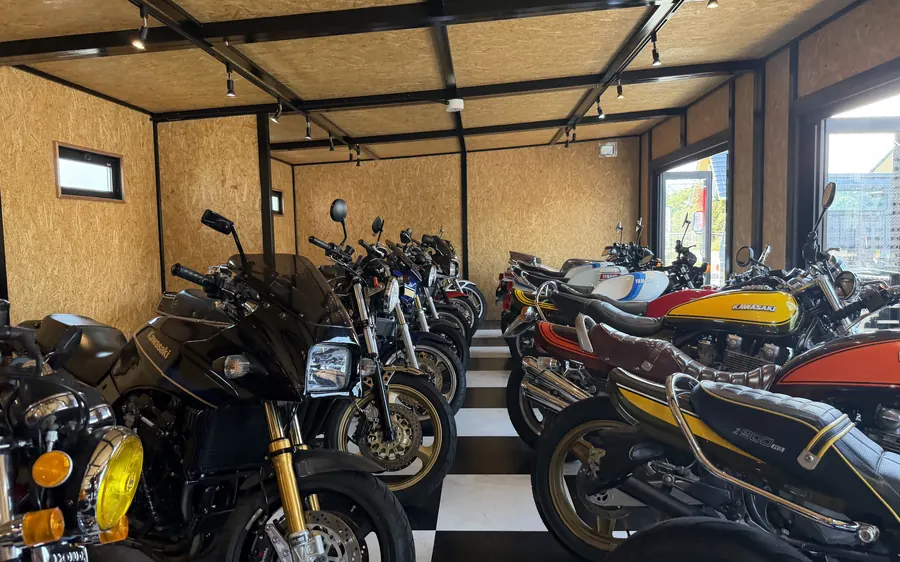 旧車が並ぶ展示フロア