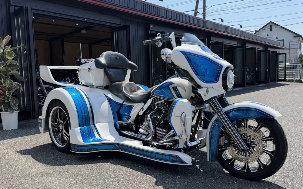 白と青を基調にしたトライクの展示車両