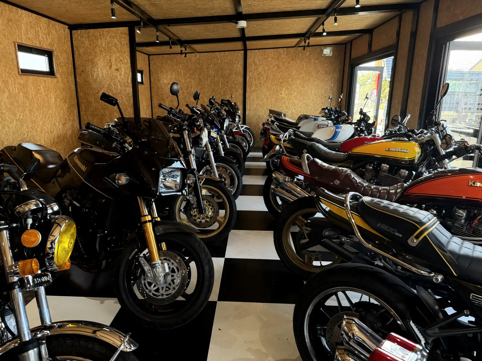 絶版車が並ぶ店内