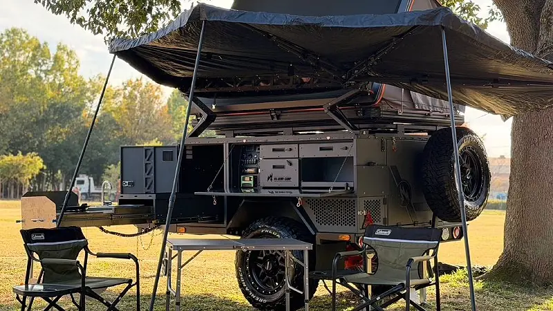 屋外のトレーラー