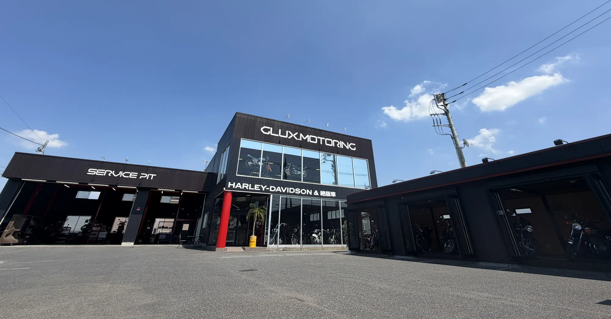 駐車スペースから見た新店舗とサービスピット