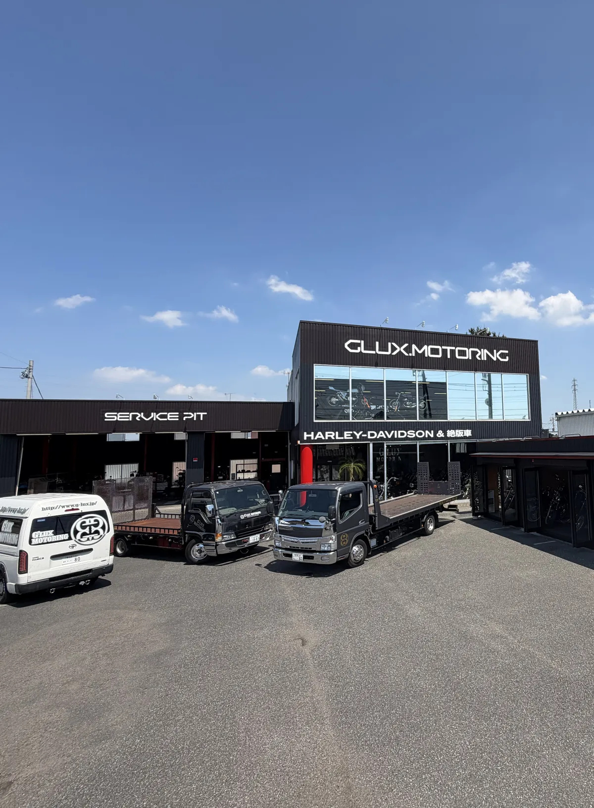 G’LUXの自社積載車2台とハイエース
