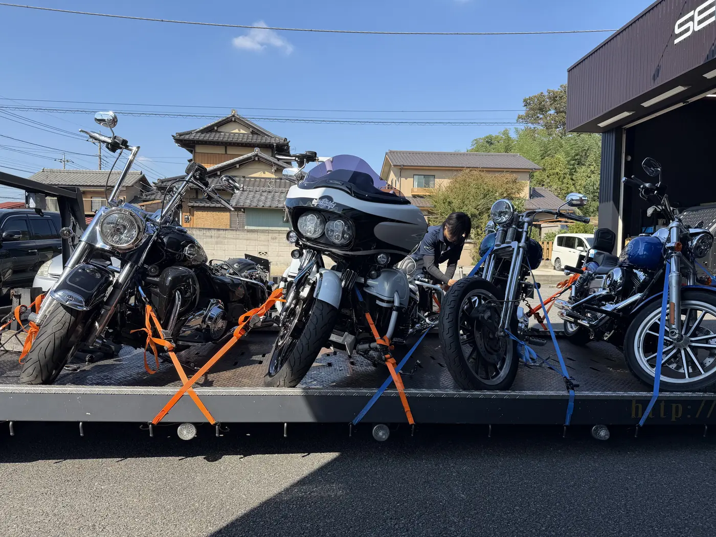トレーラーにハーレー4台を積み込んだ様子