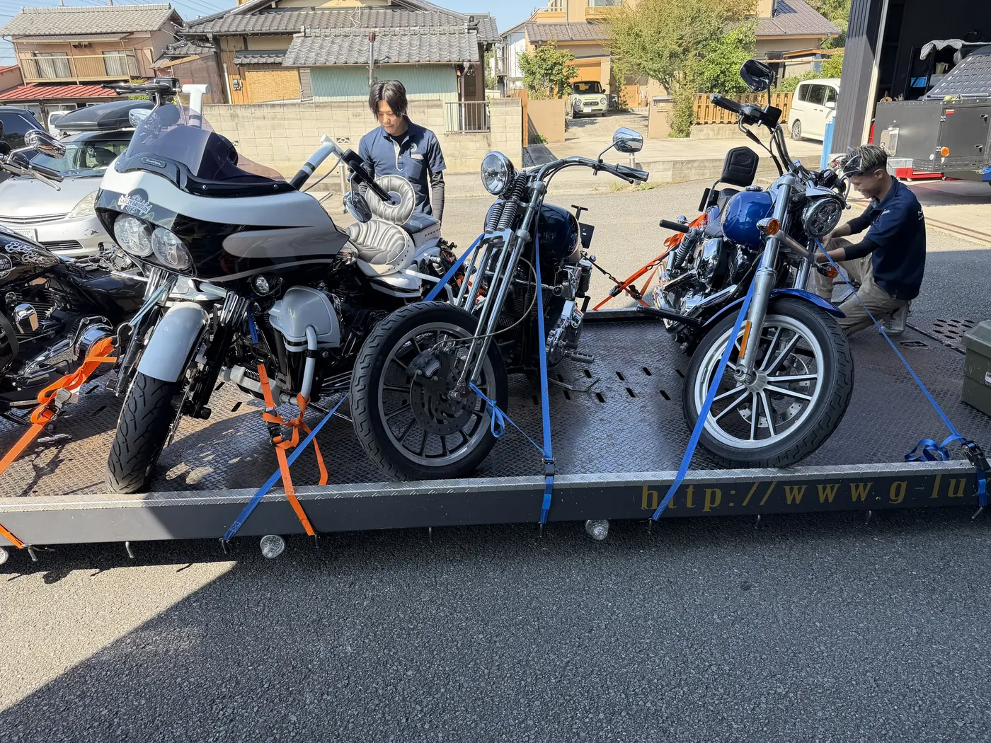 2名のスタッフによる積み込み作業