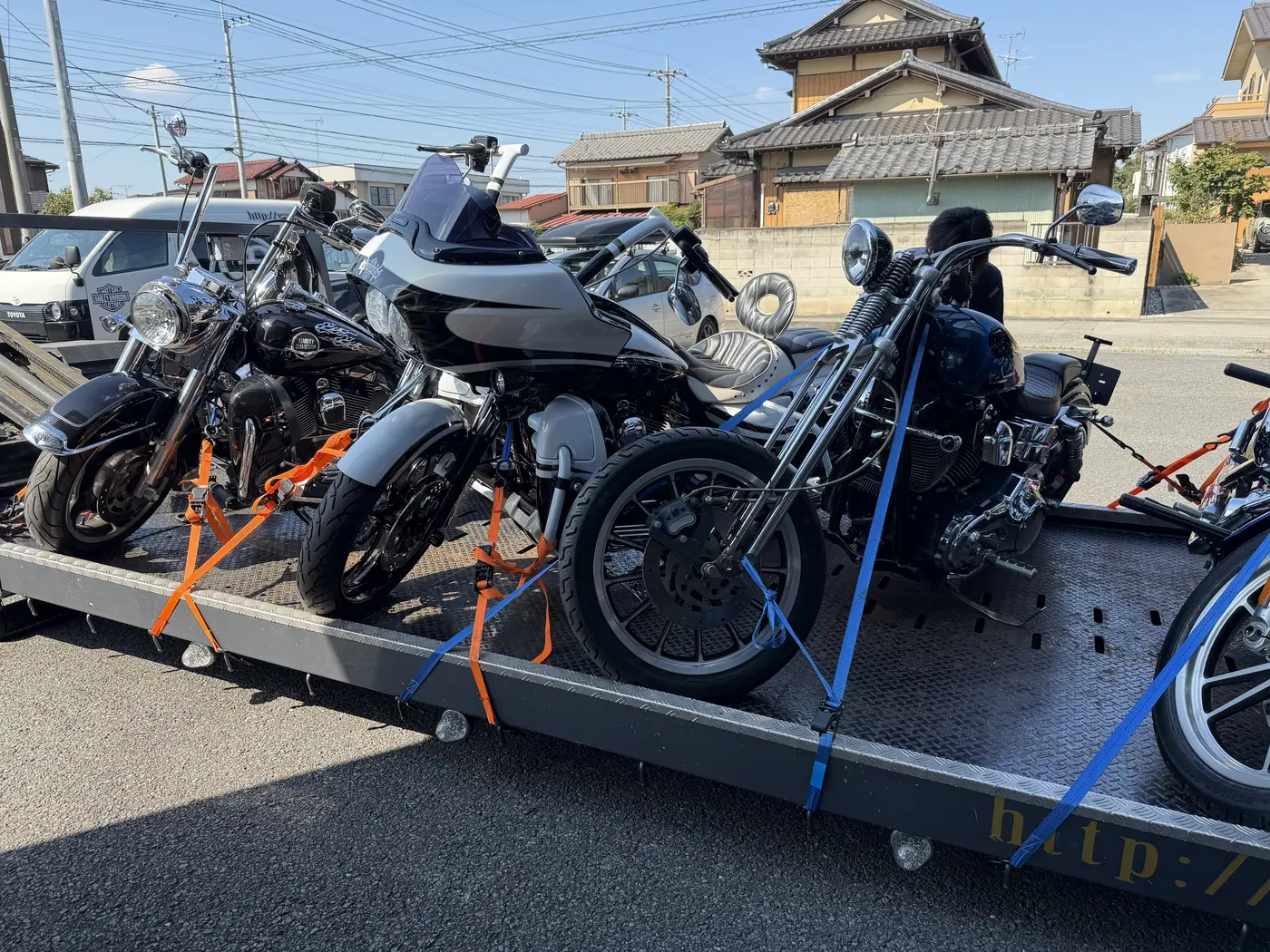 積み込み中のハーレーと店のハイエース