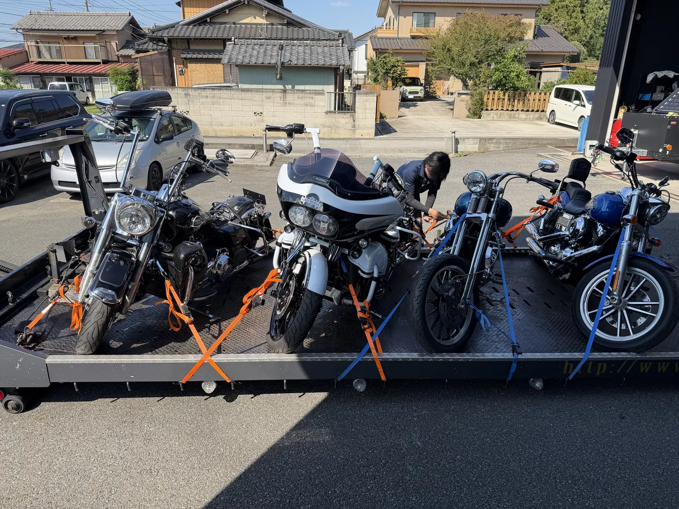 ハーレーを固定するスタッフ
