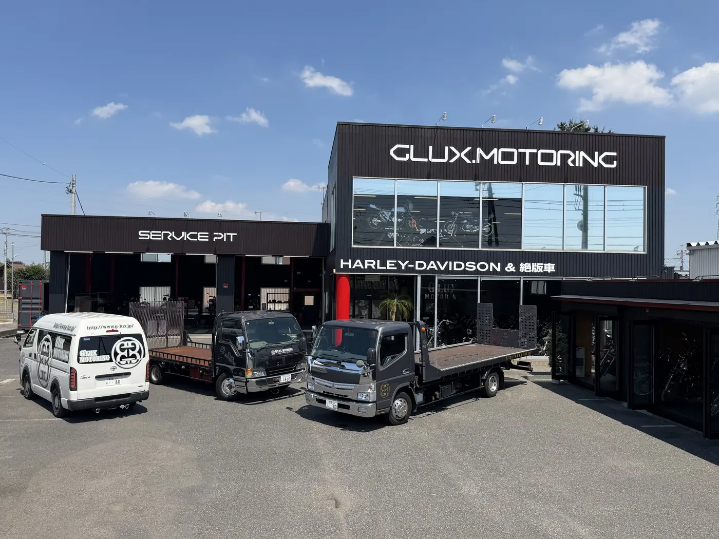 G’LUXのロゴ入りハイエースと自社積載車2台