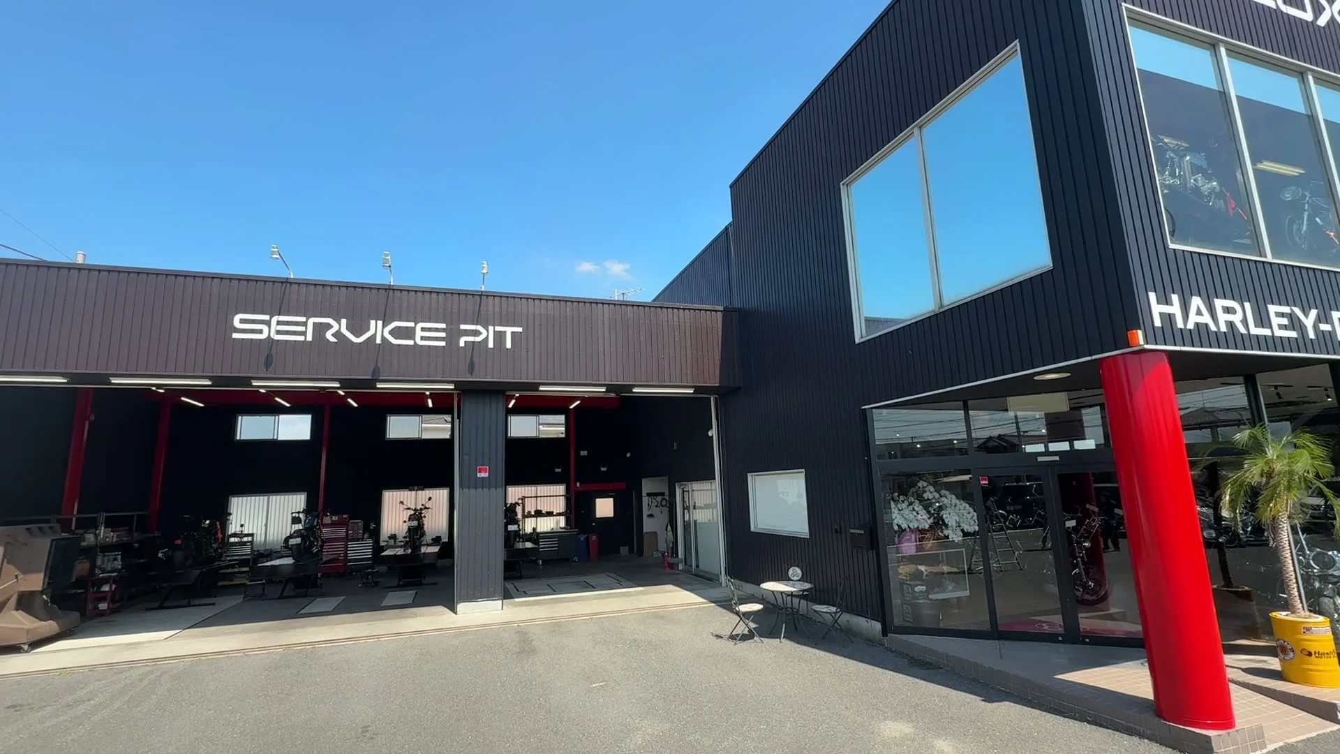 SERVICE PITと店舗の外観