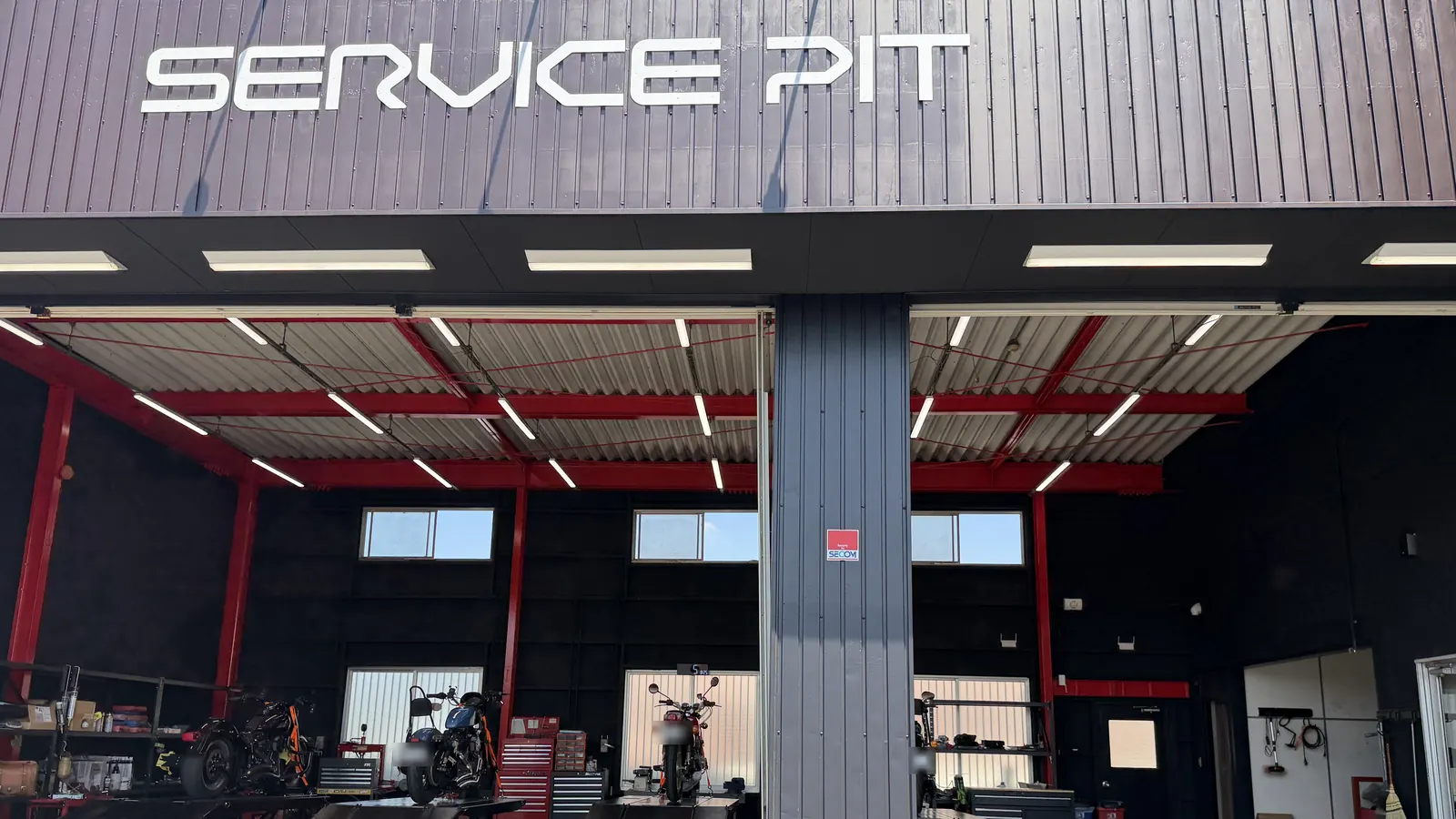 SERVICE PITの正面