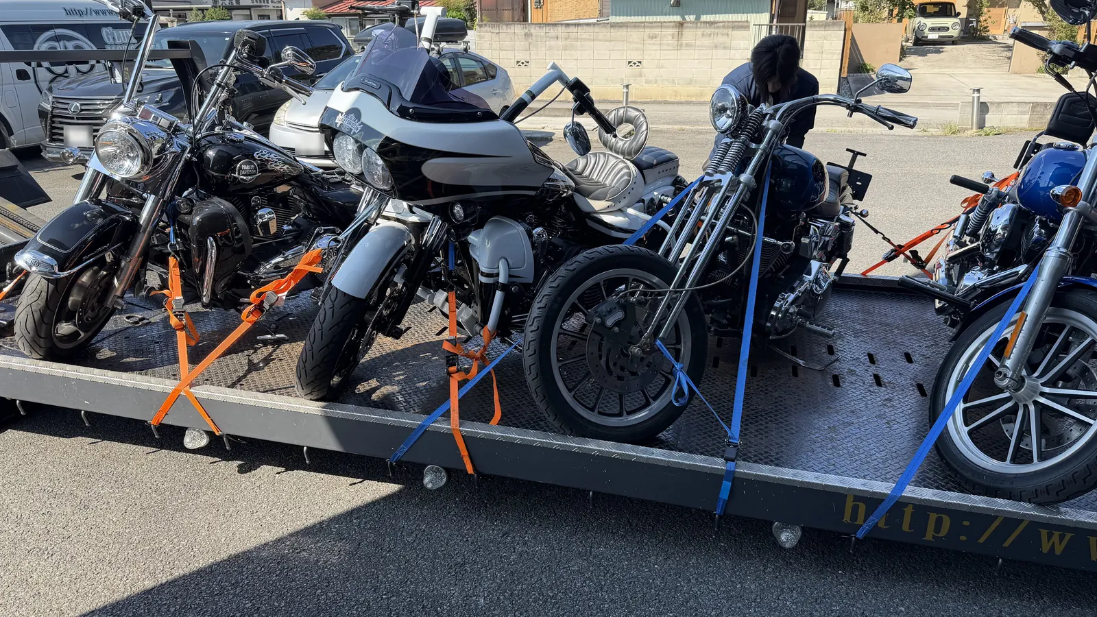 ベルトで固定して積載車に並ぶハーレー