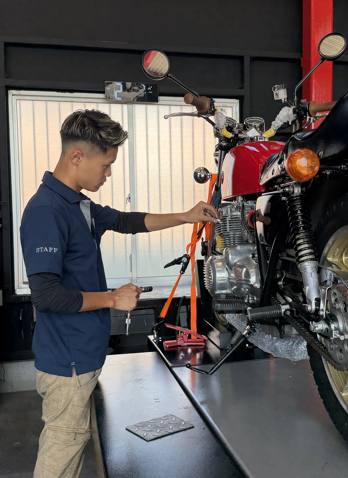 自社工場で車両を整備するスタッフ