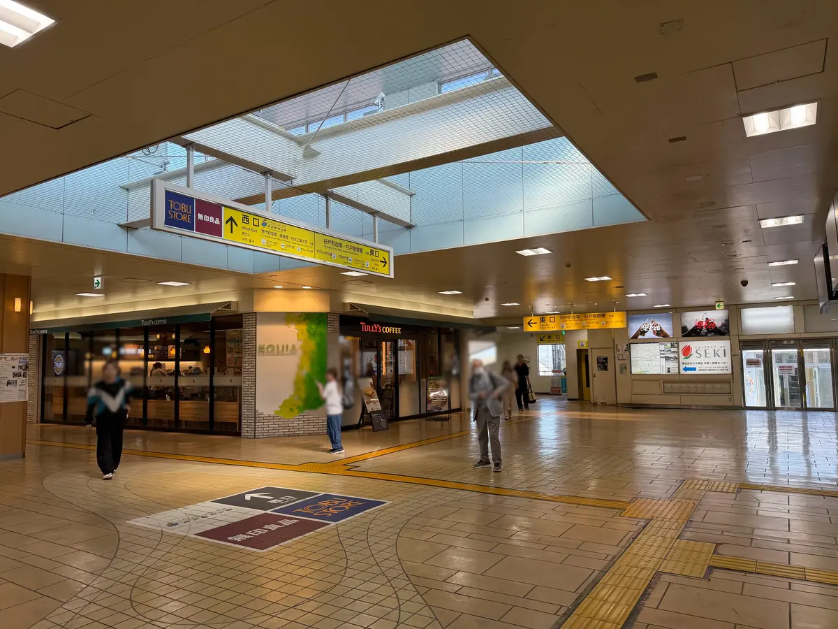 駅コンコースと東口の案内表示